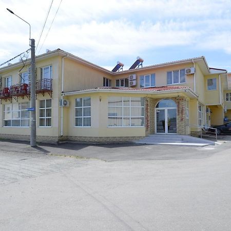 Hotel Intim Костинещи Екстериор снимка