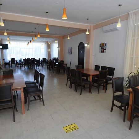 Hotel Intim Костинещи Екстериор снимка