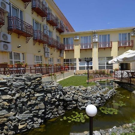 Hotel Intim Костинещи Екстериор снимка