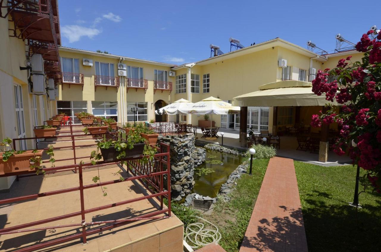 Hotel Intim Костинещи Екстериор снимка