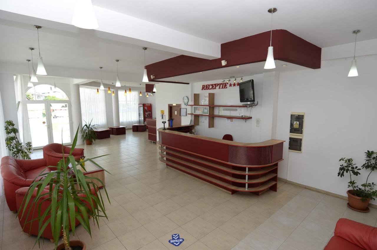 Hotel Intim Костинещи Екстериор снимка