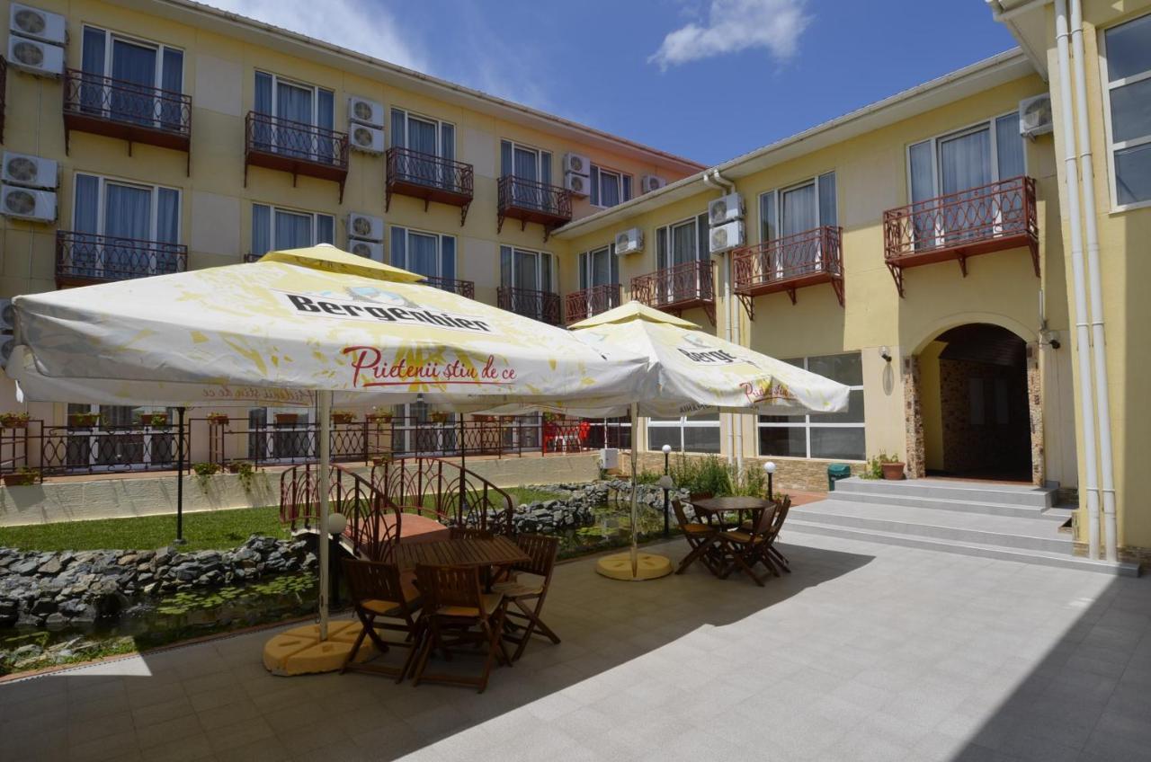 Hotel Intim Костинещи Екстериор снимка