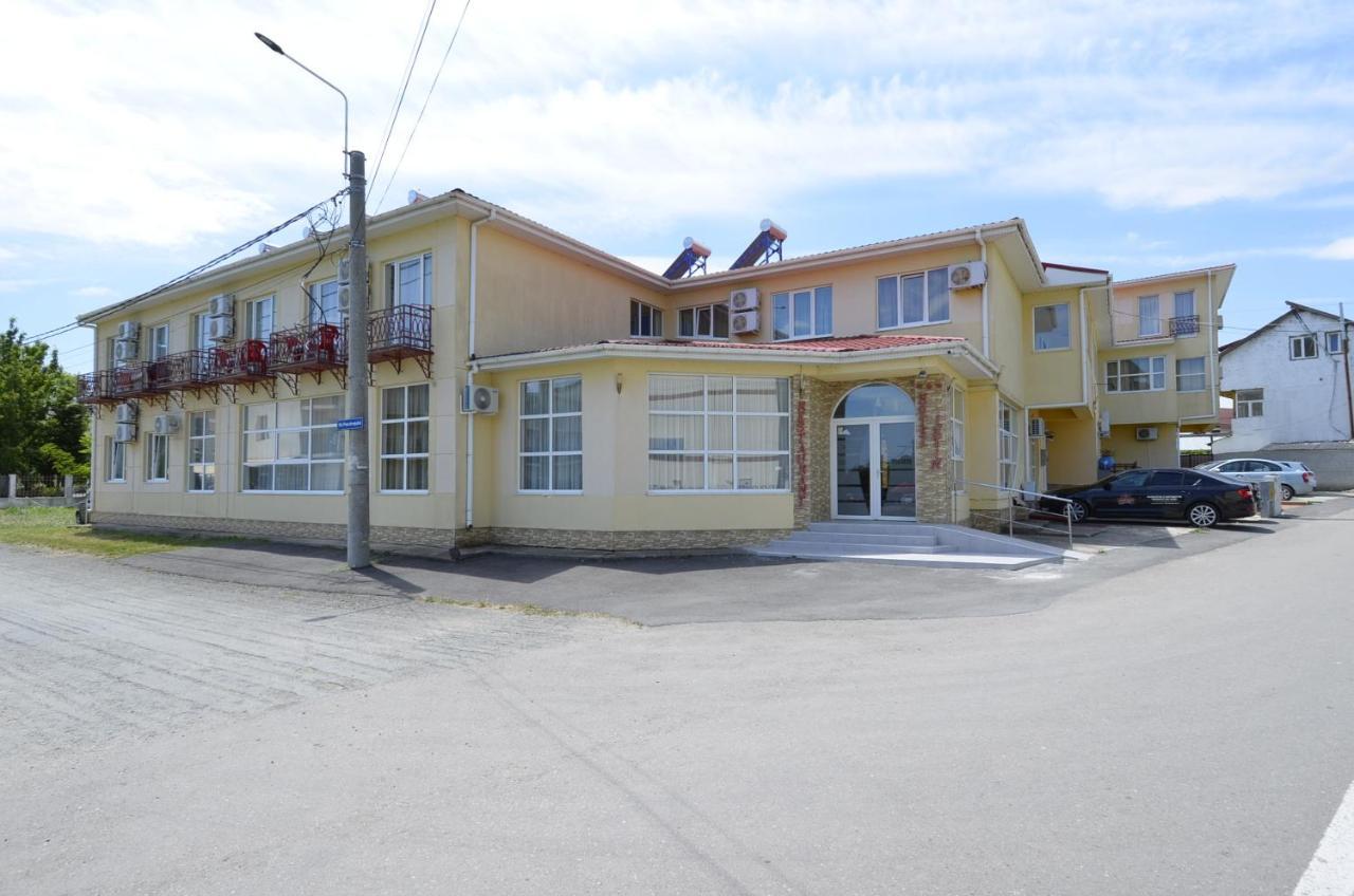 Hotel Intim Костинещи Екстериор снимка