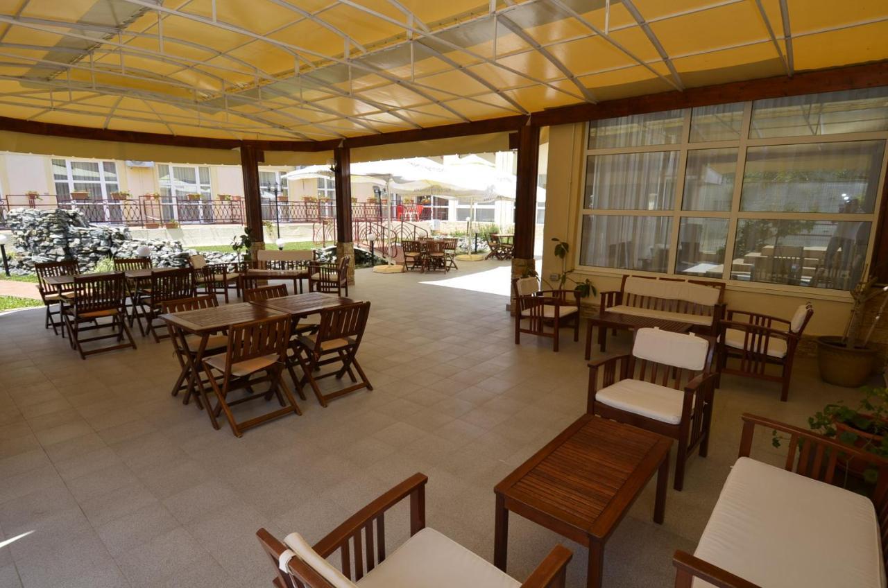 Hotel Intim Костинещи Екстериор снимка