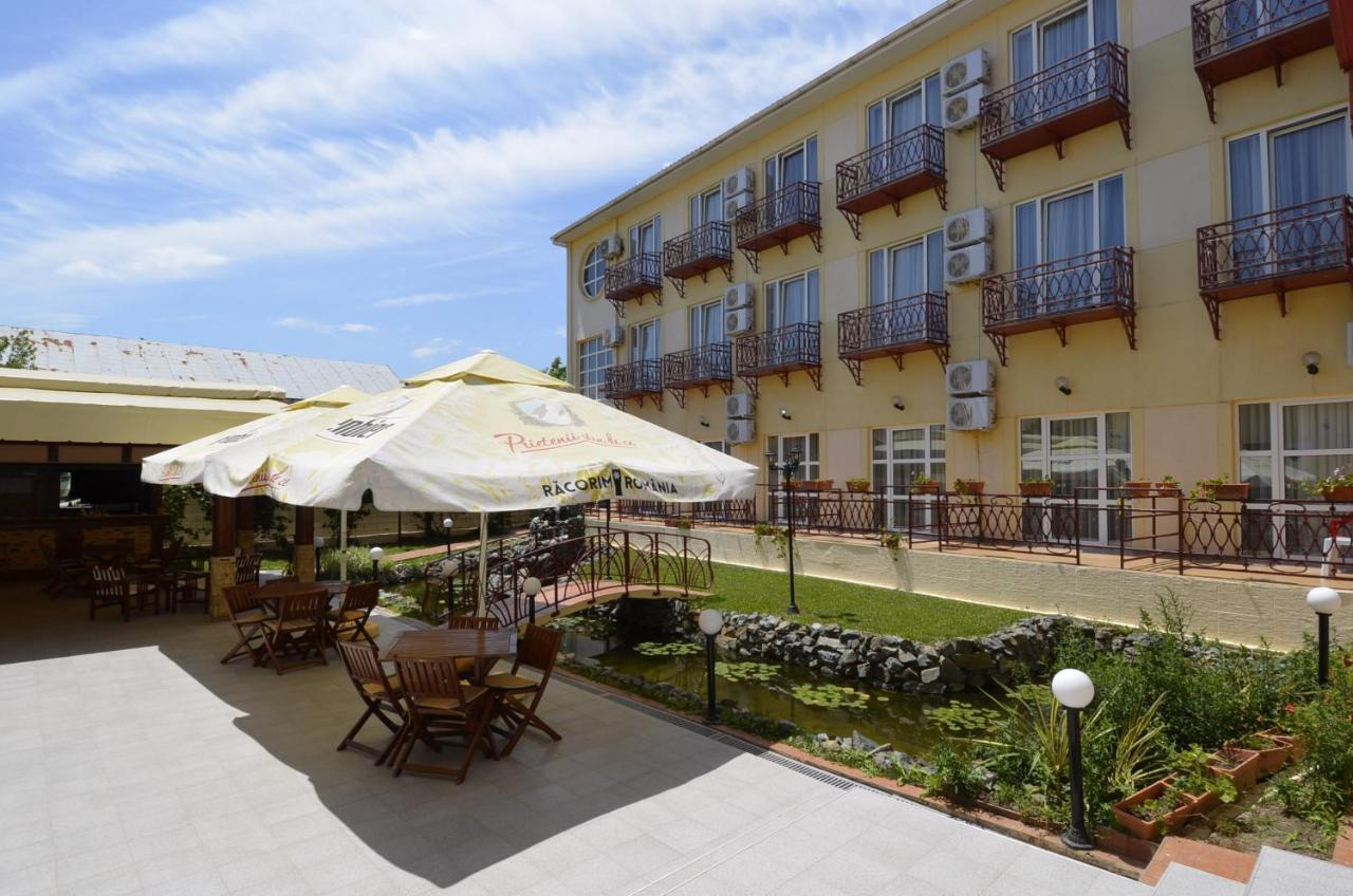 Hotel Intim Костинещи Екстериор снимка