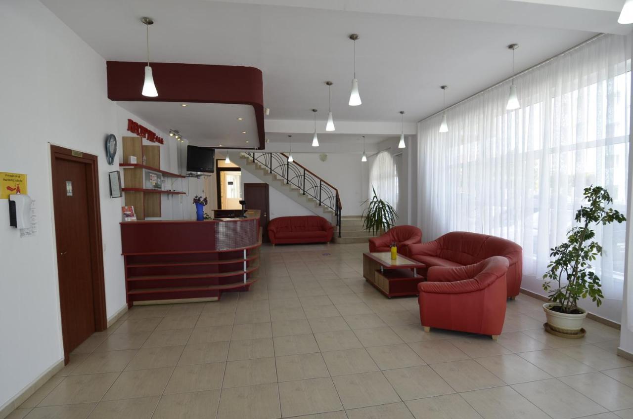 Hotel Intim Костинещи Екстериор снимка