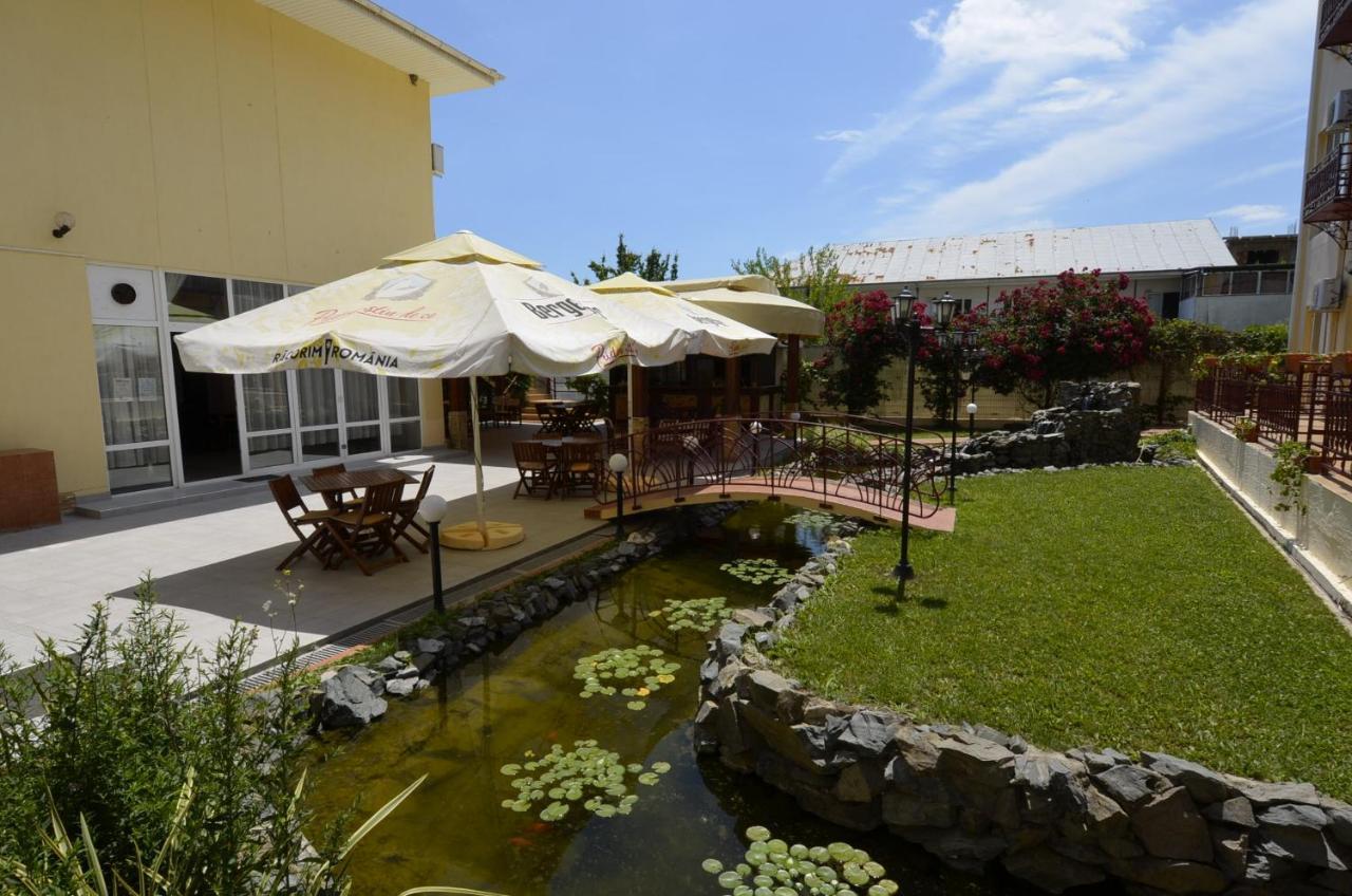 Hotel Intim Костинещи Екстериор снимка