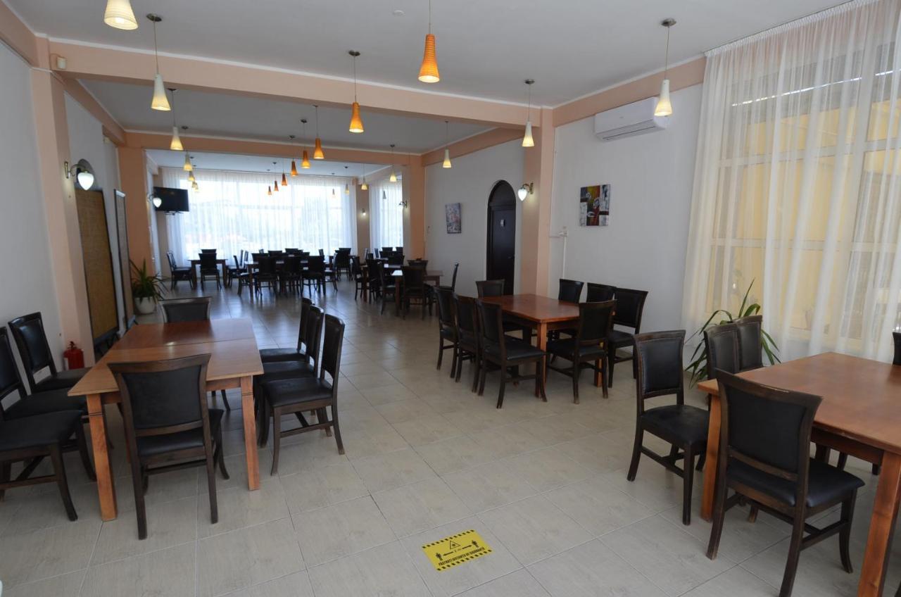 Hotel Intim Костинещи Екстериор снимка