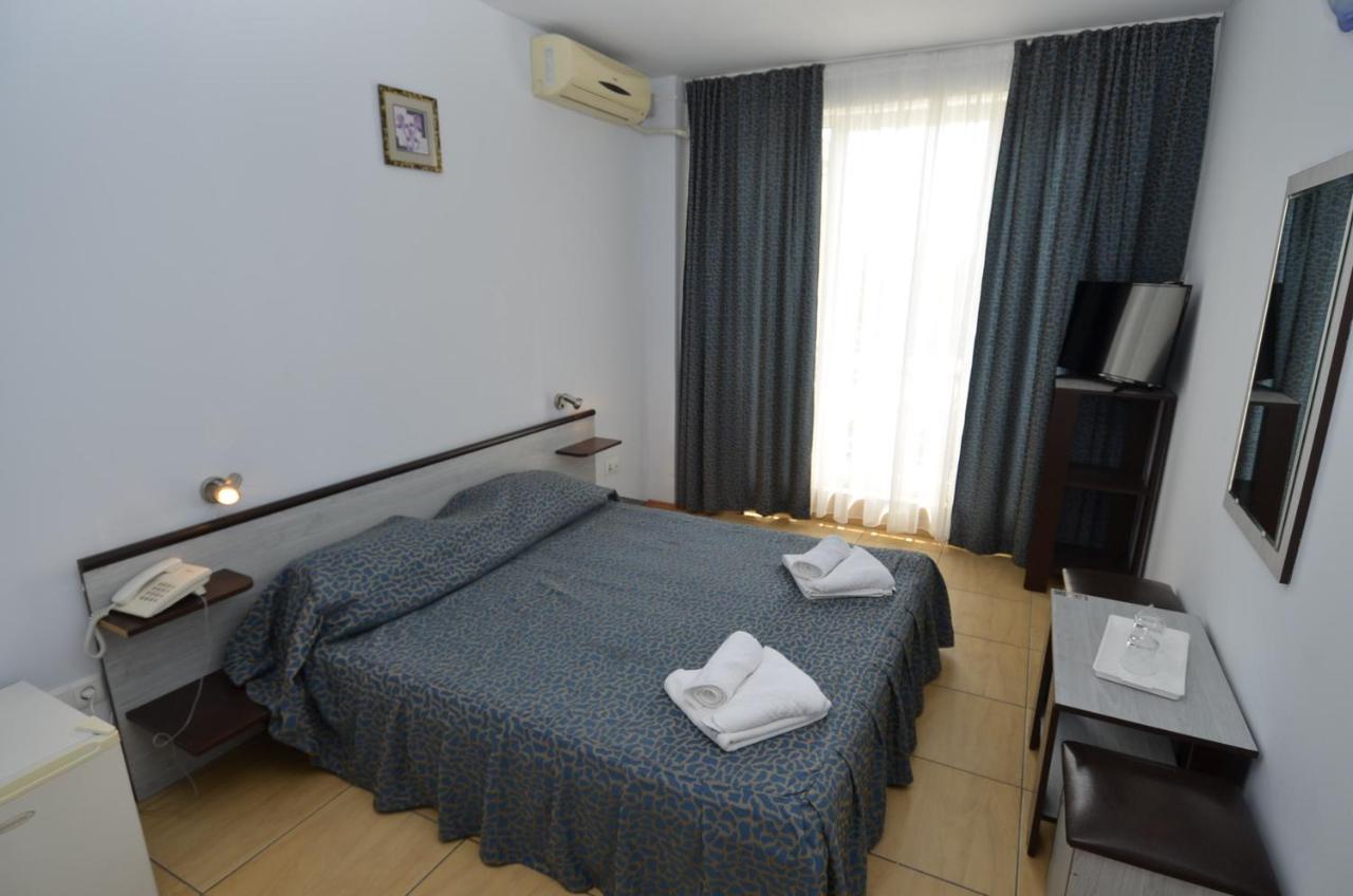 Hotel Intim Костинещи Екстериор снимка