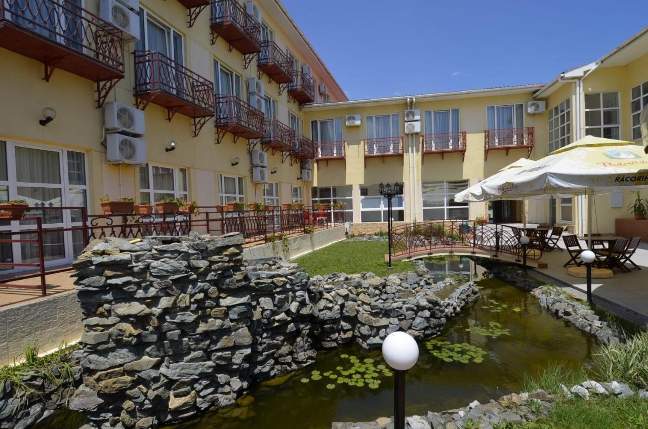 Hotel Intim Костинещи Екстериор снимка