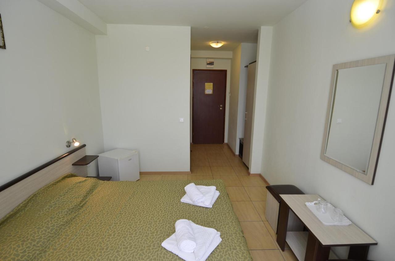Hotel Intim Костинещи Екстериор снимка