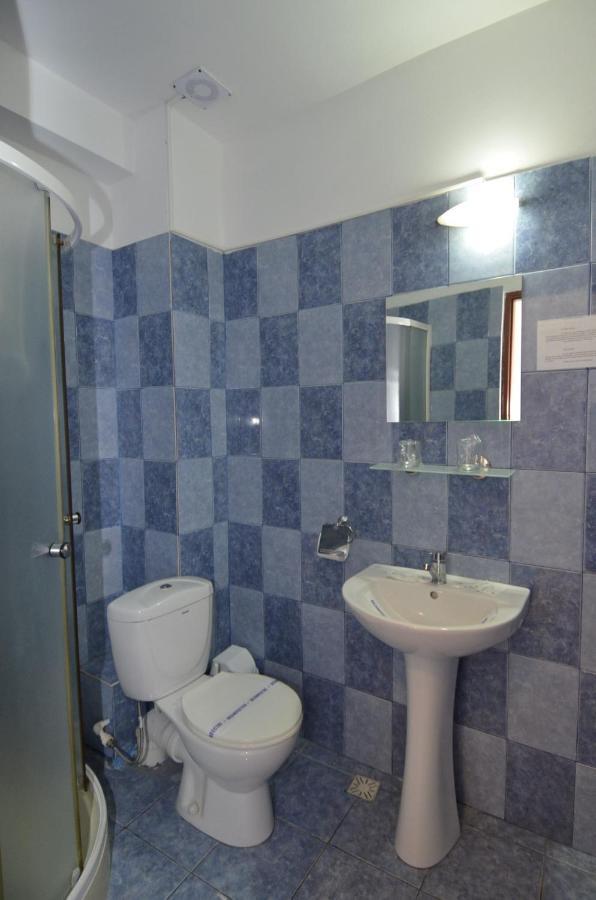 Hotel Intim Костинещи Екстериор снимка