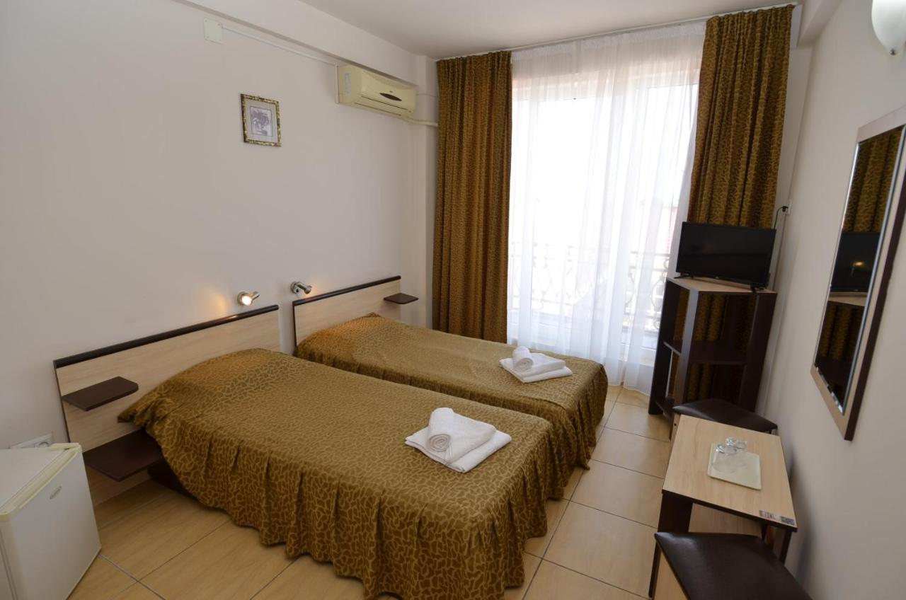 Hotel Intim Костинещи Екстериор снимка