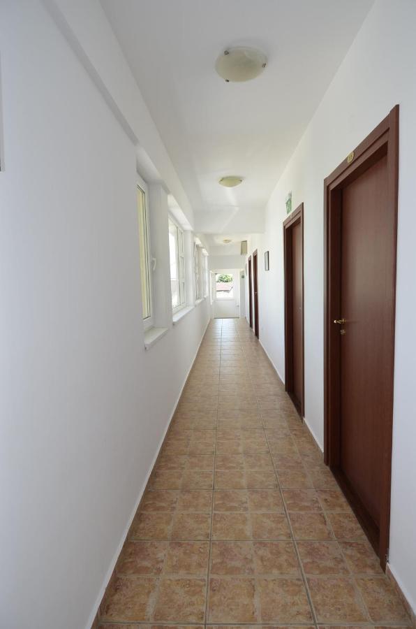 Hotel Intim Костинещи Екстериор снимка