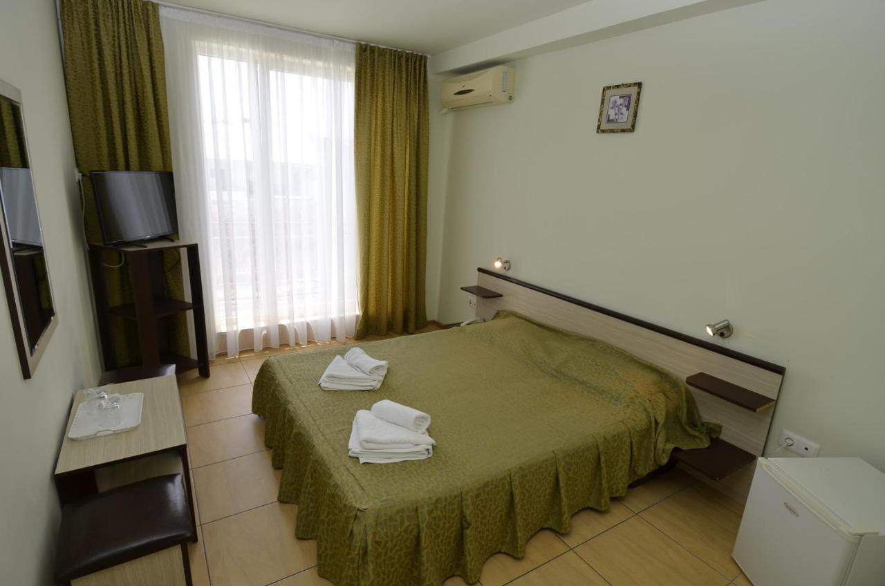 Hotel Intim Костинещи Екстериор снимка