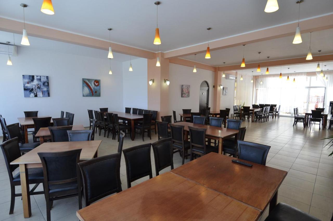 Hotel Intim Костинещи Екстериор снимка