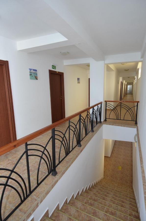 Hotel Intim Костинещи Екстериор снимка