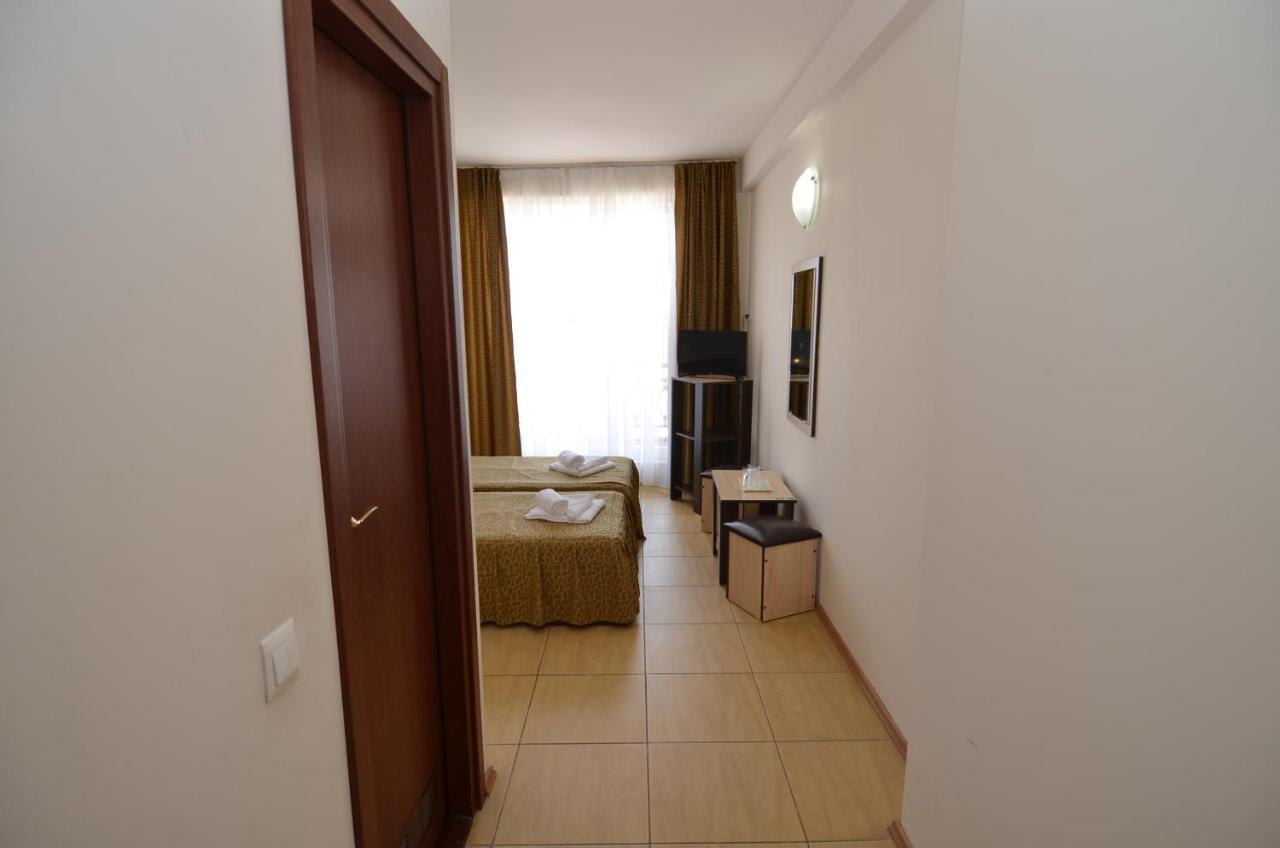 Hotel Intim Костинещи Екстериор снимка