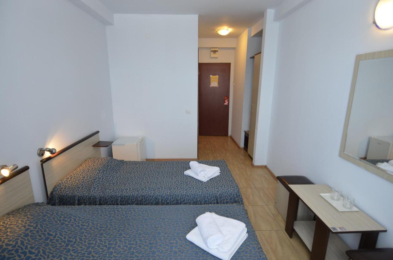 Hotel Intim Костинещи Екстериор снимка