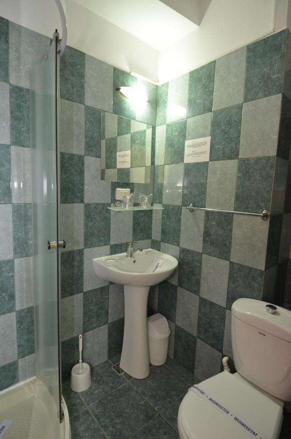 Hotel Intim Костинещи Екстериор снимка